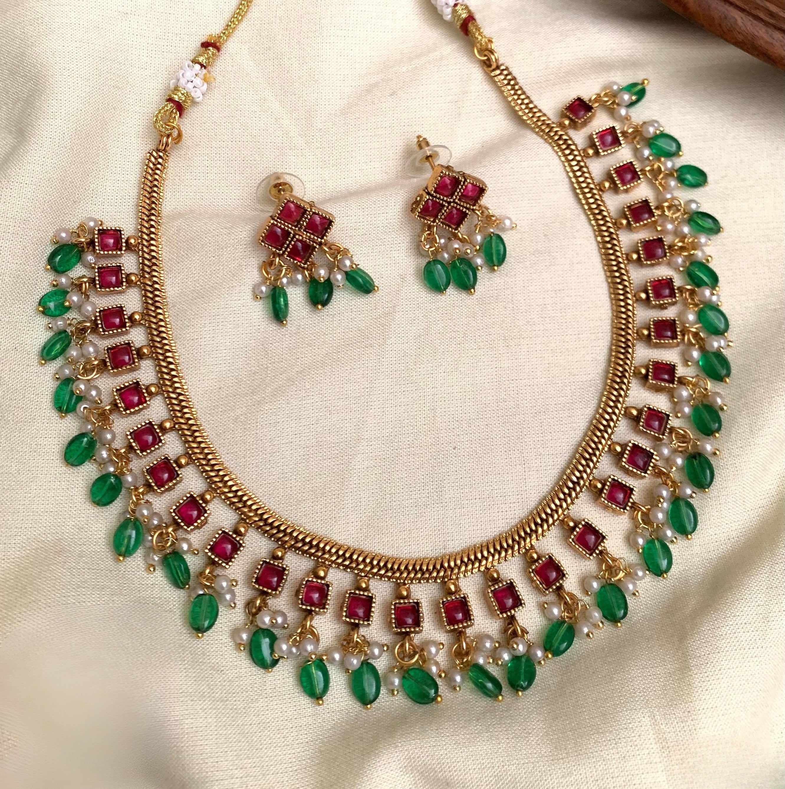 Beads necklace with stud