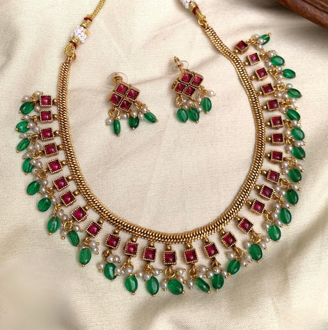 Beads necklace with stud