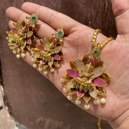 Manya pendant set
