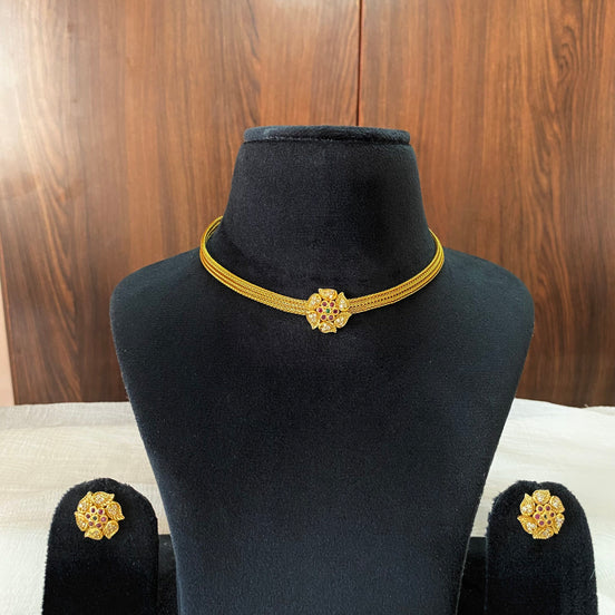 Flower choker with stud