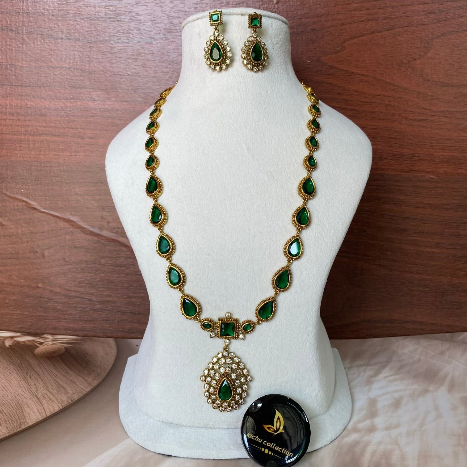 Jyotika emerald jewellery